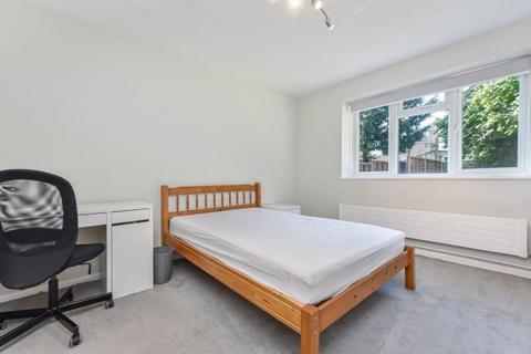 3 bedroom flat to rent, South Terrace