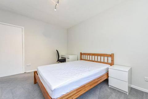 3 bedroom flat to rent, South Terrace