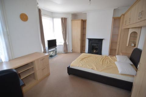 1 bedroom flat to rent, Chertsey Road, Leytonstone