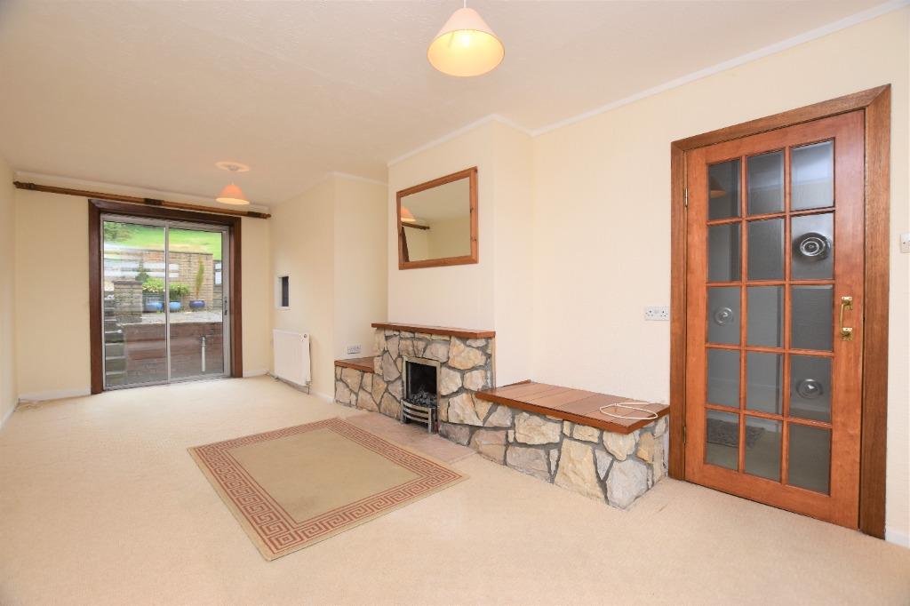 Hill Drive, Eaglesham, Glasgow, G76 0AN 2 bed semidetached house £