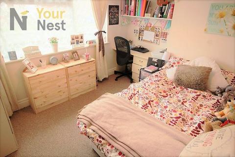 4 bedroom semi-detached house to rent, Headingley Mount, Headingley, Leeds, LS6 3JX