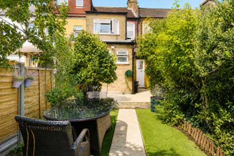 3 bedroom terraced house to rent, Sunnyside Road East, Edmonton, N9