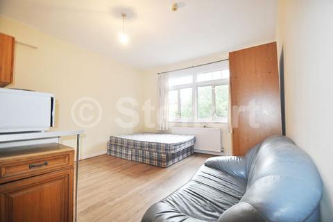 Studio to rent, Colney Hatch Lane, London, N10