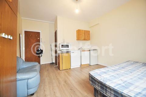 Studio to rent, Colney Hatch Lane, London, N10