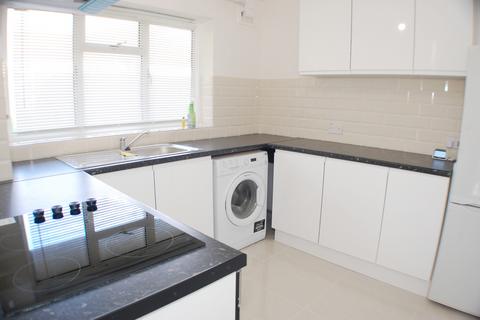 2 bedroom flat to rent, Croyde Avenue,  Hayes, UB3