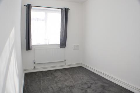 2 bedroom flat to rent, Croyde Avenue,  Hayes, UB3