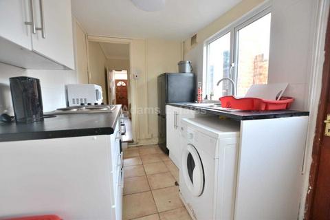 3 bedroom terraced house to rent, Foxhill Road, Reading