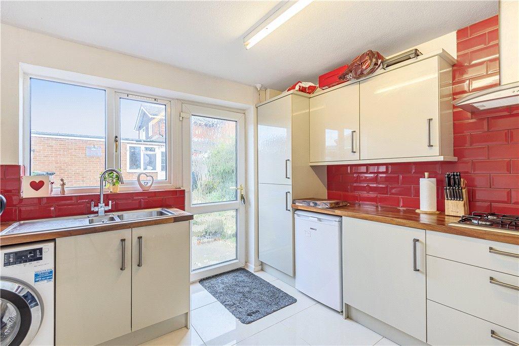 Glebe Road, Deanshanger, Milton Keynes, Northamptonshire, MK19 5 bed