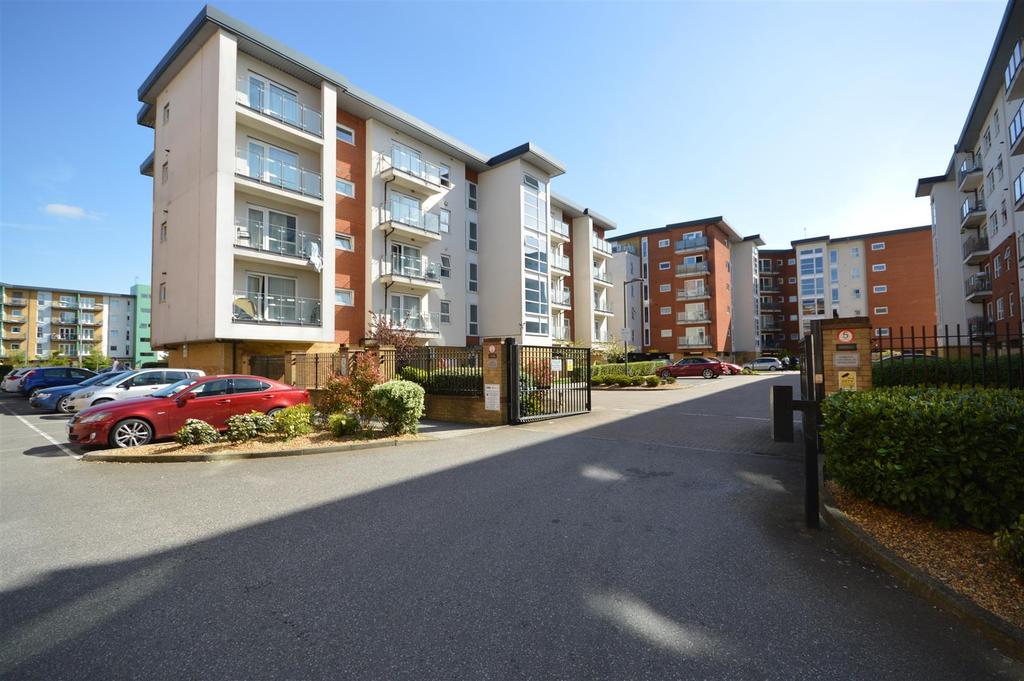 Clarkson Court, Hatfield AL10 3 bed apartment to rent £1,600 pcm (£369 pw)