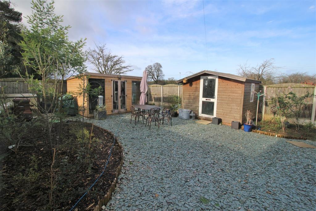 Dudley Crescent, Hooton, Wirral, CH65 1AW 2 bed semidetached house £