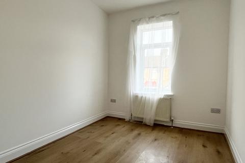 2 bedroom flat to rent, Clarence Road, Enfield, EN3