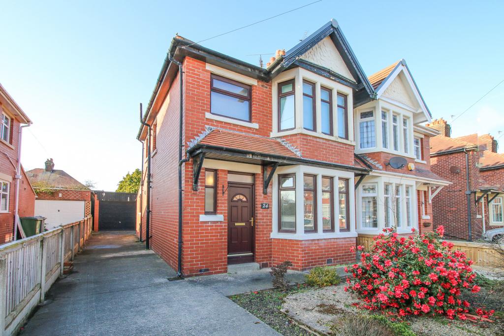 Devon Avenue, Fleetwood, Lancashire, FY7 3 bed semidetached house £