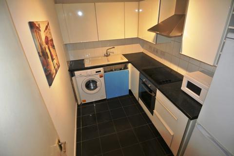 2 bedroom flat to rent, Malyons Road, London SE13