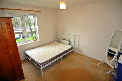 2 bedroom flat to rent, Malyons Road, London SE13