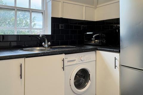 2 bedroom flat to rent, Charlton Road, Blackheath, SE3