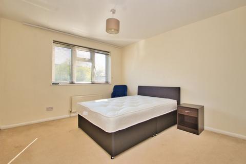 2 bedroom terraced house to rent, Trenchard Close, Stanmore