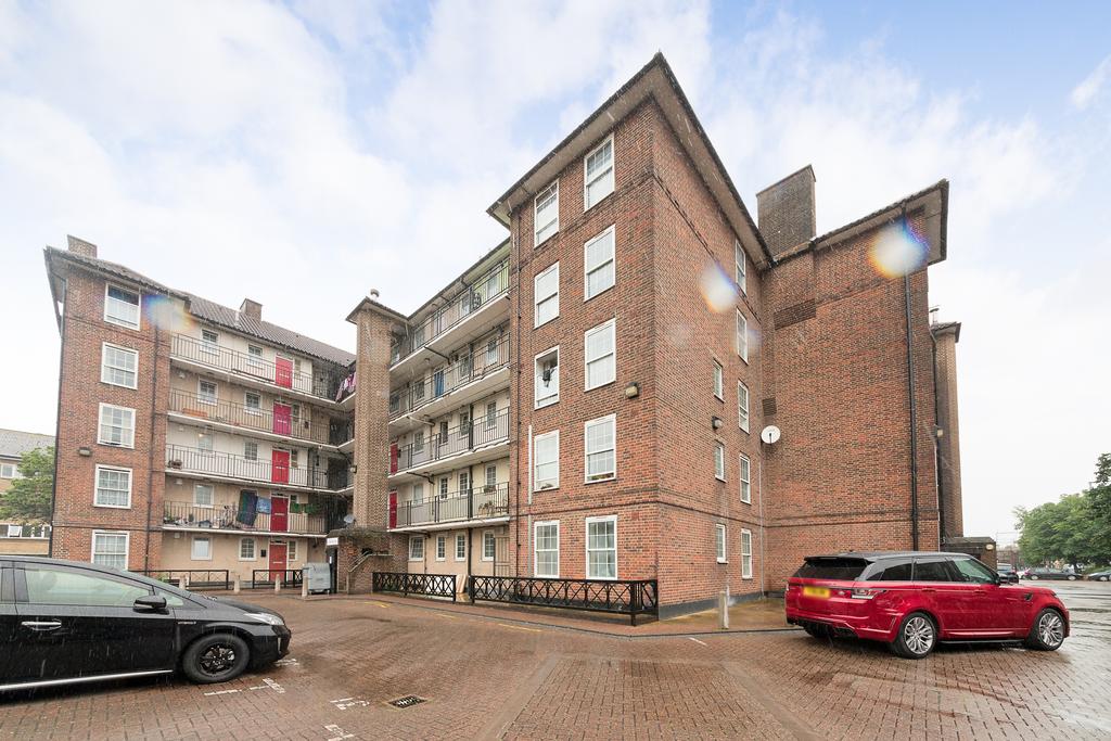 Hollybush House, Hollybush Gardens, Bethnal Green, London E2 3 bed