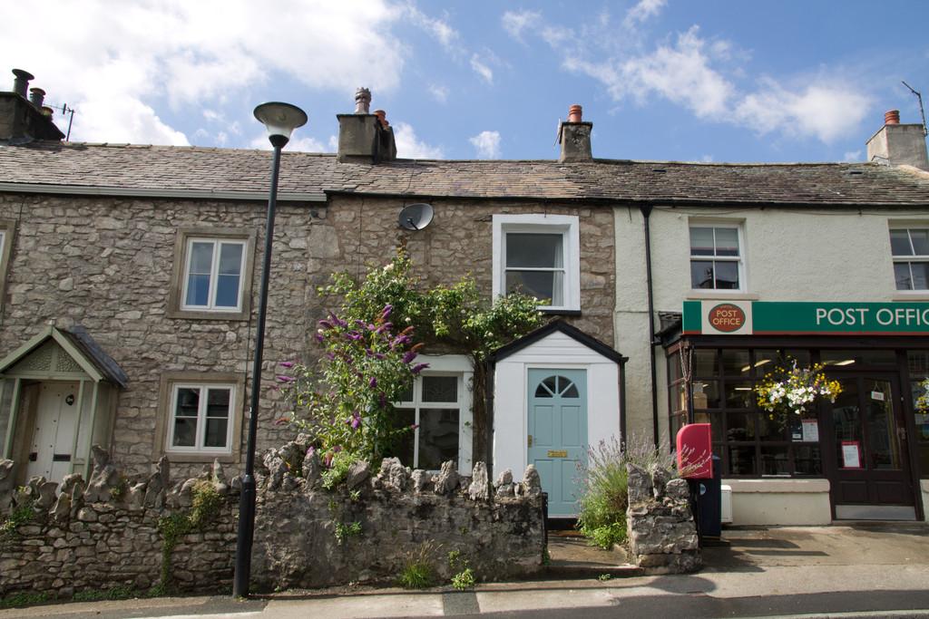 Main Street, Warton, Carnforth, Lancashire, LA5 9PJ 2 bed cottage £