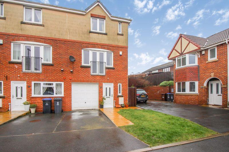 Lyndale Close, Leek, Staffordshire, ST13 3 bed townhouse £200,000