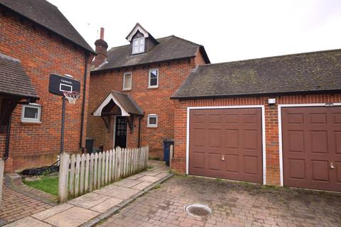 3 bedroom detached house to rent, Allnuts Close, Stokenchurch
