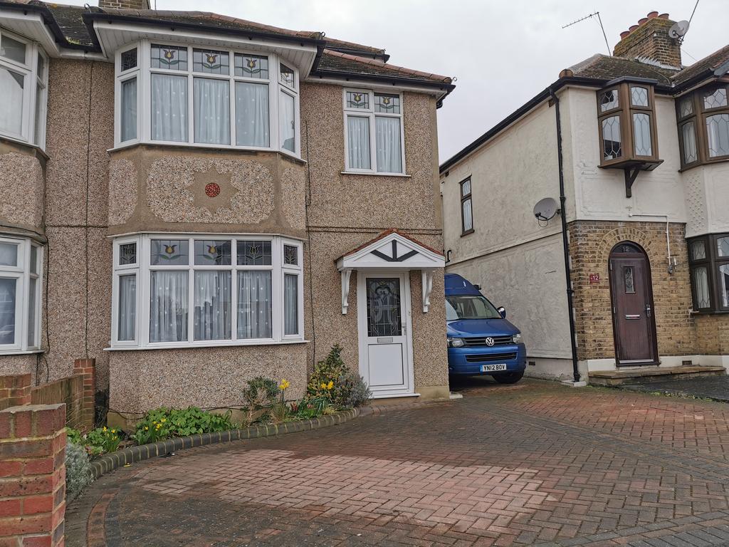 Ashvale Drive, Cranham RM14 4 bed semidetached house £510,000