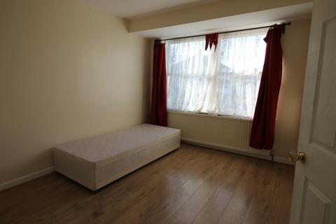 3 bedroom maisonette to rent, Chatsworth Gardens, Harrow, HA2