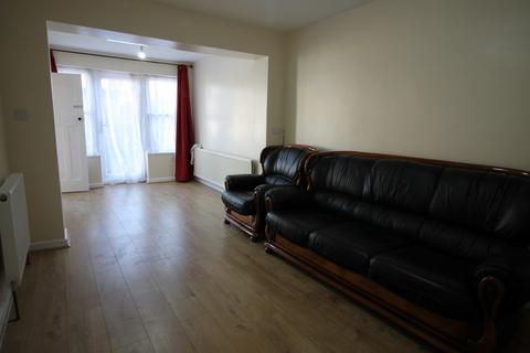 3 bedroom maisonette to rent, Chatsworth Gardens, Harrow, HA2
