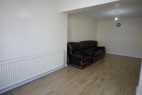 3 bedroom maisonette to rent, Chatsworth Gardens, Harrow, HA2