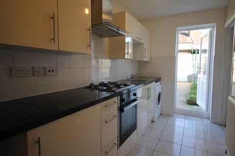 3 bedroom maisonette to rent, Chatsworth Gardens, Harrow, HA2