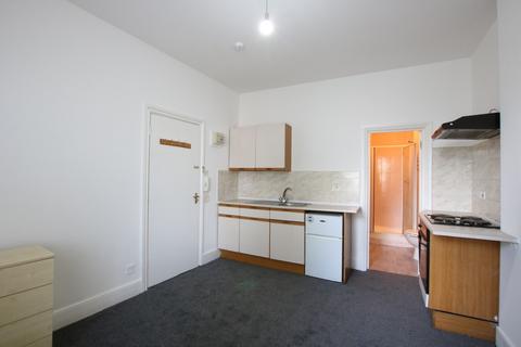 Studio to rent, Park Avenue, Willesden Green, NW2