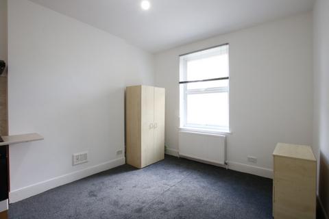 Studio to rent, Park Avenue, Willesden Green, NW2