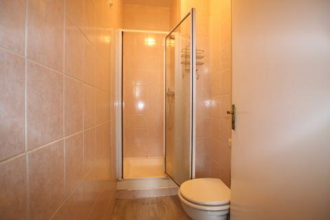Studio to rent, Park Avenue, Willesden Green, NW2
