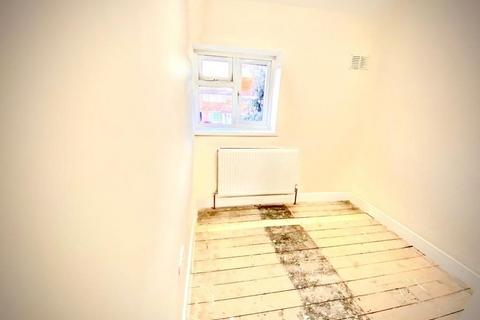 3 bedroom terraced house to rent, Trelawney Avenue, Slough