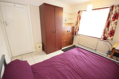 1 bedroom in a house share to rent, Hoylake Road, East Acton, London, W3 7NP