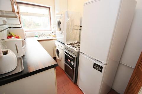 1 bedroom in a house share to rent, Hoylake Road, East Acton, London, W3 7NP