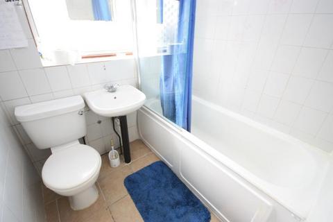 1 bedroom in a house share to rent, Hoylake Road, East Acton, London, W3 7NP
