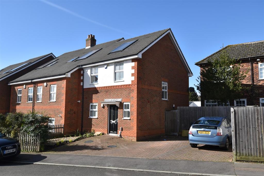 Allingham Road, Reigate 2 bed house £1,400 pcm (£323 pw)