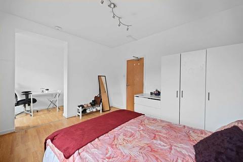 4 bedroom flat to rent, Sir Alexander Road, London W3