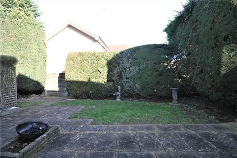 6 bedroom end of terrace house to rent - Caddy Close, Egham, Surrey, TW20