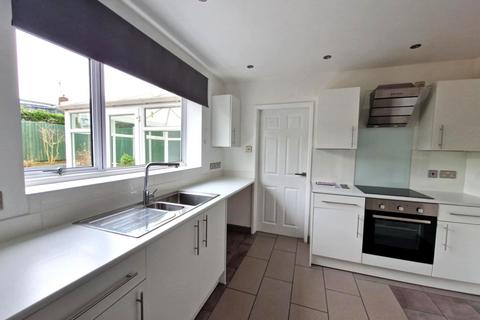 3 bedroom detached house to rent, Hednesford Road, Rugeley, WS15 1JU