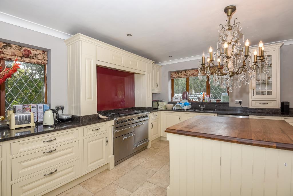 Connaught Drive, Weybridge, KT13 5 bed detached house £2,700 pcm (£