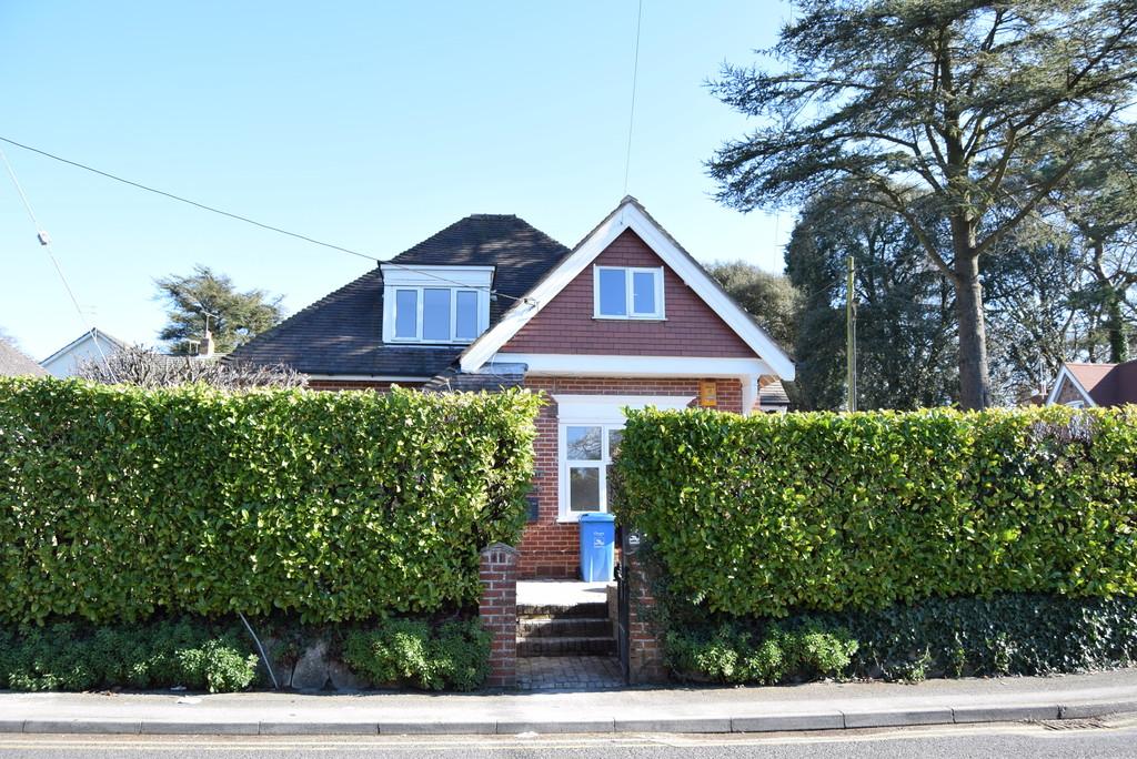 Broadstone, Poole 4 bed detached bungalow £1,600 pcm (£369 pw)