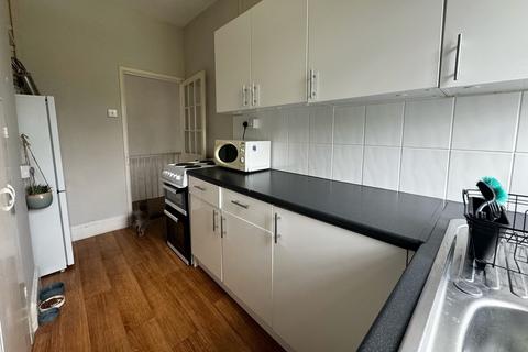 2 bedroom flat to rent, Church Street, Clare