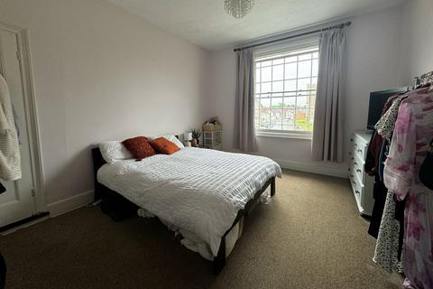 2 bedroom flat to rent, Church Street, Clare
