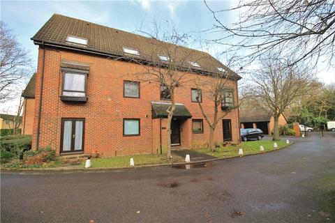 Studio to rent, The Oaks, Moormede Crescent, Staines-upon-Thames, Surrey, TW18