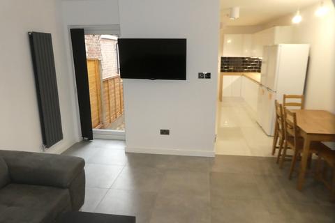 5 bedroom terraced house to rent, Parkfield Avenue, Rusholme, Manchester