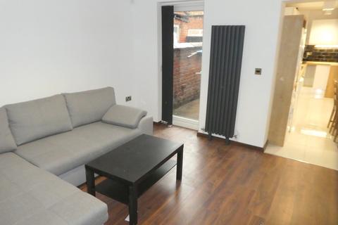 5 bedroom terraced house to rent, Parkfield Avenue, Rusholme, Manchester