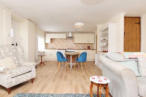 2 bedroom terraced house to rent, School Street, Llantrisant CF72 8EN