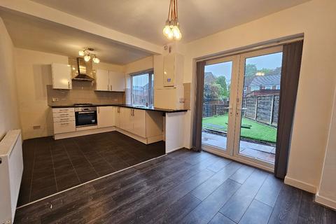 3 bedroom semi-detached house to rent, Medway Drive, Kearsley, Bolton