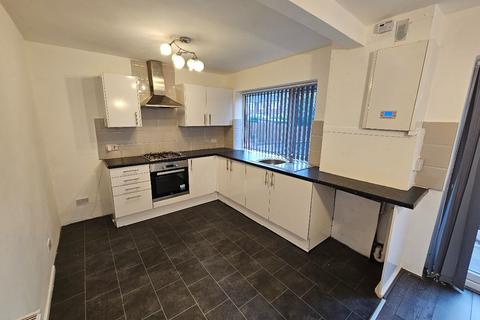 3 bedroom semi-detached house to rent, Medway Drive, Kearsley, Bolton
